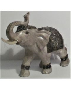 elefant med sølvfarvet sadel